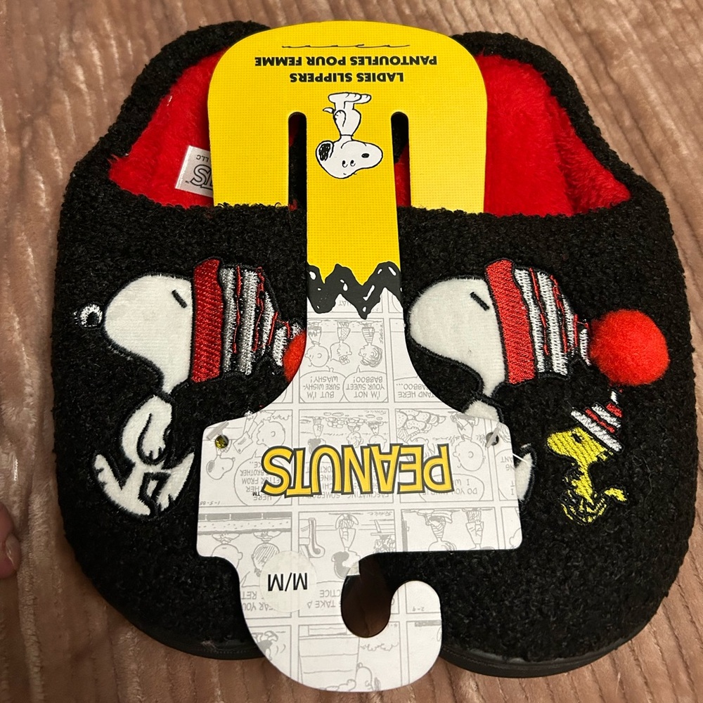 NWT-Snoopy Ladies Slippers